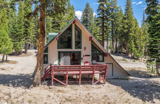 Chalet #6, Charming Cabin Perfect Location steps t