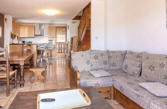 Chalet, 60m from shops, 3rd floor, view building, balcony, fireplace or stove, tv, ski locker, 85m²