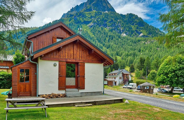 Chalet Buet. Chamonix Holidays. comfortable pretty 3 bedrooms Vallorcine