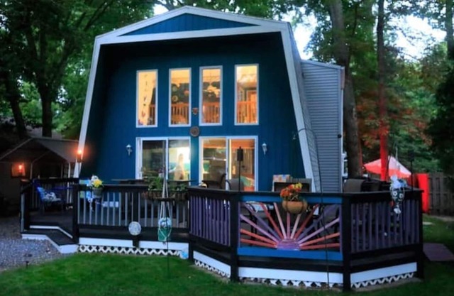 Chalet by the Bay Charming Beach Getaway