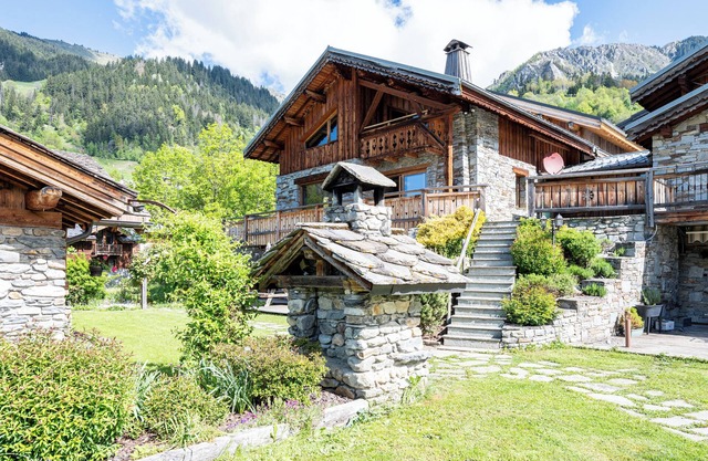 Chalet 'Camillou' with Mountain View, Private Terrace and Wi-Fi