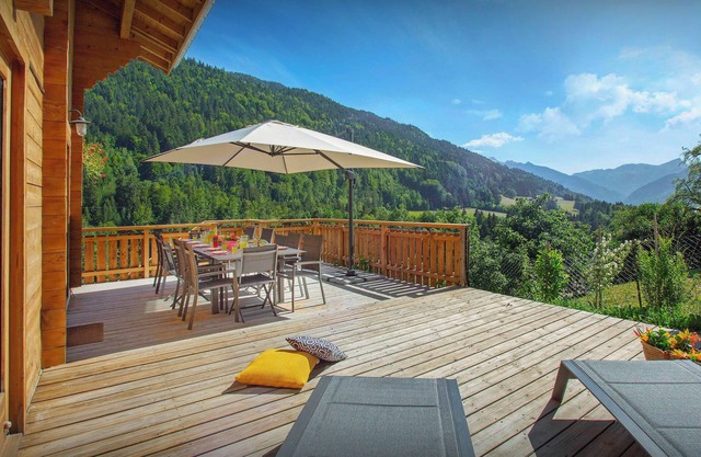 Chalet Carter - family mountain base for 11, jacuzzi & games - OVO Network