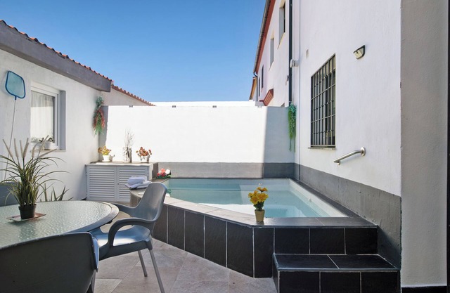 Chalet 'Casa Mia' Exterior Jacuzzi with Private Terrace, Private Garden and Wi-Fi
