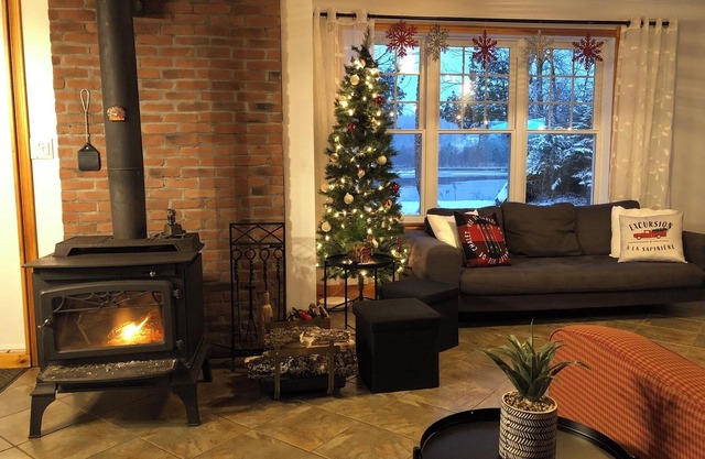 Chalet de la Baie with spa and sauna, waterfront