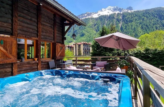 Chalet Falcon - Spacious Chalet with Hot Tub