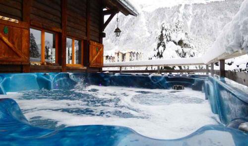 Chalet Falcon With Hot Tub