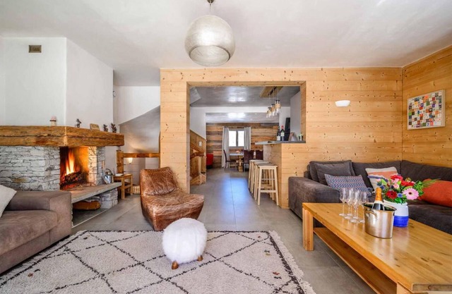 Chalet, fitness, sauna, terrace, balcony, fireplace or stove, parking, tv, ski locker, 230m²