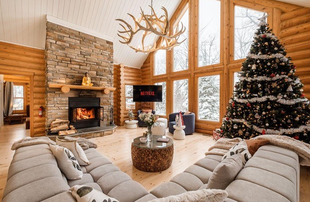 Chalet Golden Bear on Fiddler Lake with private spa, sauna, heated pool & more!