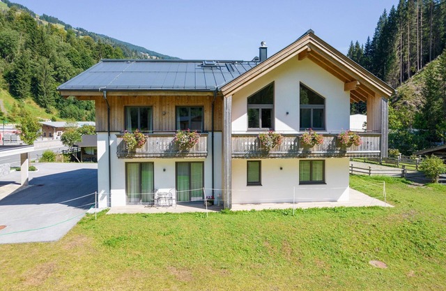 Chalet in Saalbach near Ski Slopes