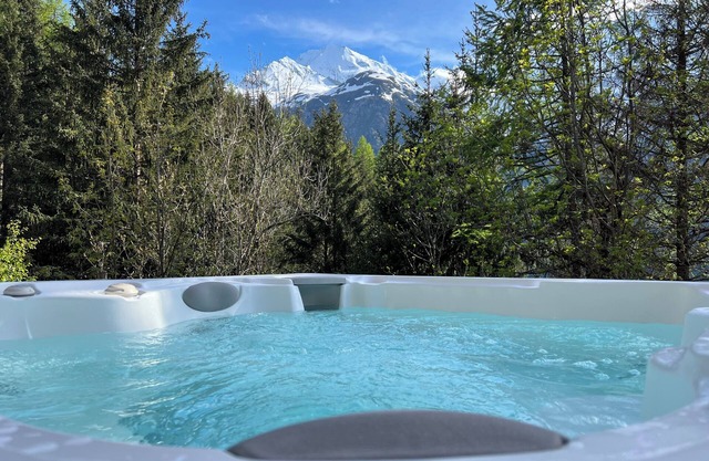 Chalet in the heart of the resort, less than 4 minutes from the slopes, shops and restaurants.
