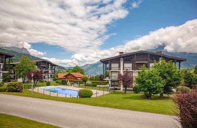 Chalet l'Onyx, view on the Mont Blanc, next to the village of Cordon, swimming pool in the residence