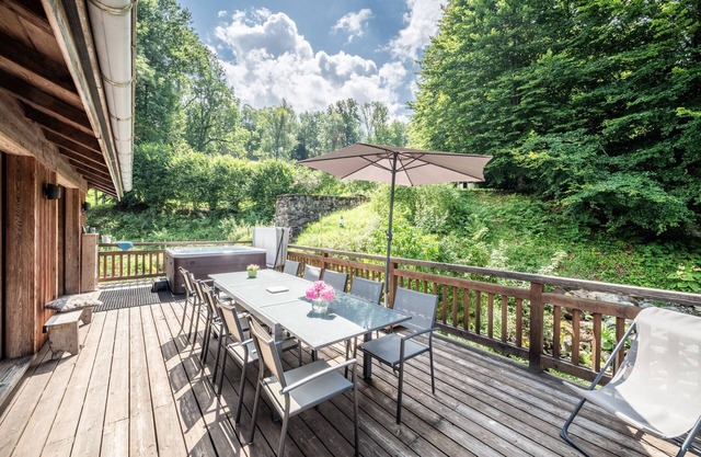 Chalet 'La Glière De L'Etelley' with Mountain View, Private Terrace and Wi-Fi