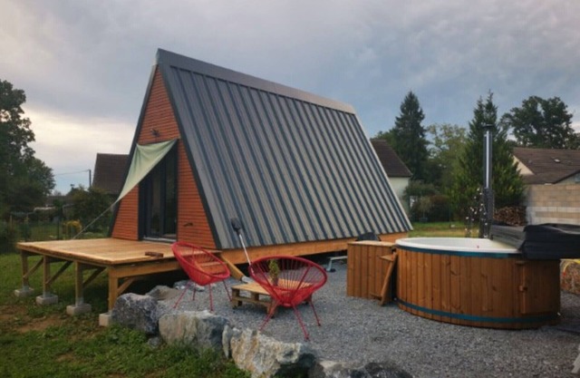 Chalet 'Le Barbu - Coarraze' with Private Terrace, Wi-Fi and Air Conditioning