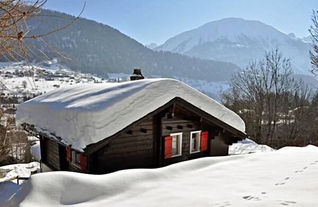 Chalet Maxima is located in «Uuf dr Egga», a very sunny south facing slope just