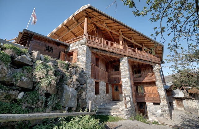 Chalet Mont Blanc, warm and traditional in the heart of Paradiski