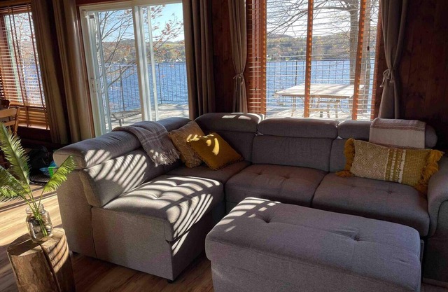 Chalet rustique au bord de la rivière St-Maurice, bâteau, ski, motoneige