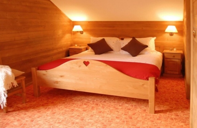 Chalet, Savoyard charm in unspoiled surroundings, heated swimming pool, ideal for families