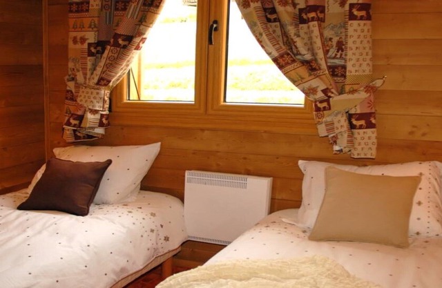 Chalet, Savoyard charm in unspoiled surroundings, heated swimming pool, ideal for families