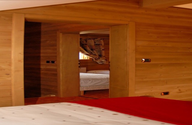 Chalet, Savoyard charm in unspoiled surroundings, heated swimming pool, ideal for families
