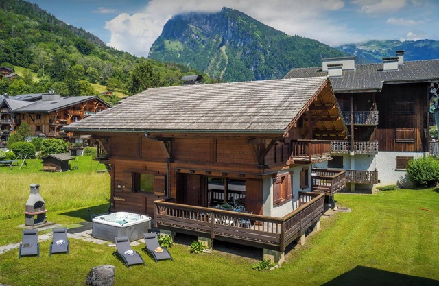 Chalet Timothy - mountain break for 12 with hot tub - OVO Network