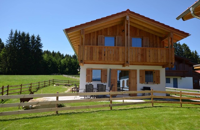 Chalet Waldromantik with sauna, Swedish stove, quiet location on the edge of the forest, lake and mountain view
