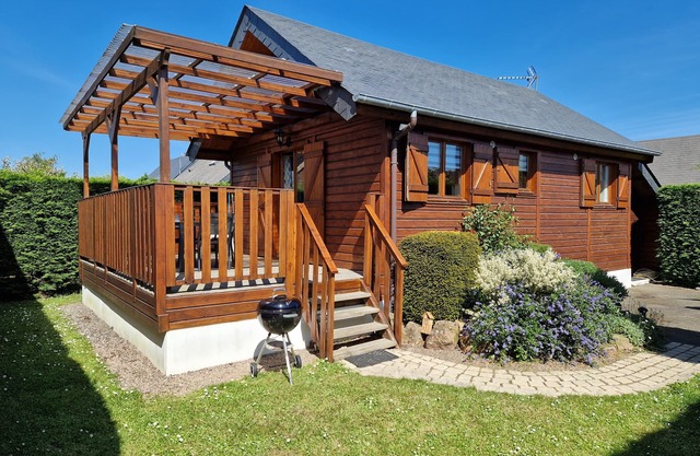 Chalet with swimming pool, quiet location near the center of cabourg