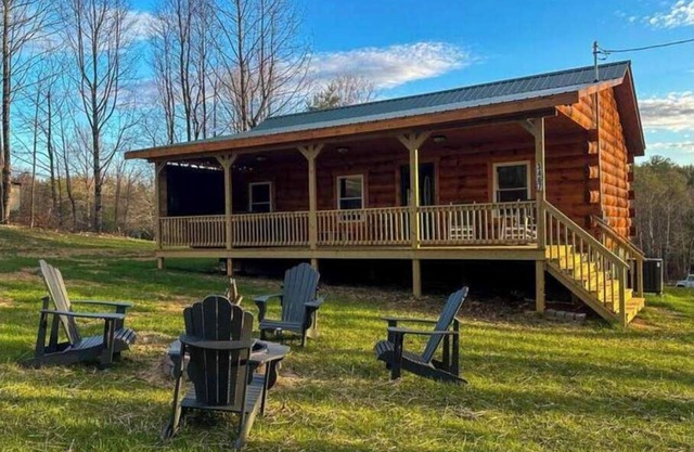 Chantilly Ridge. Hot Tub, Wifi, Near Blue Ridge Parkway