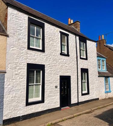 Character cottage in centre of Moffat