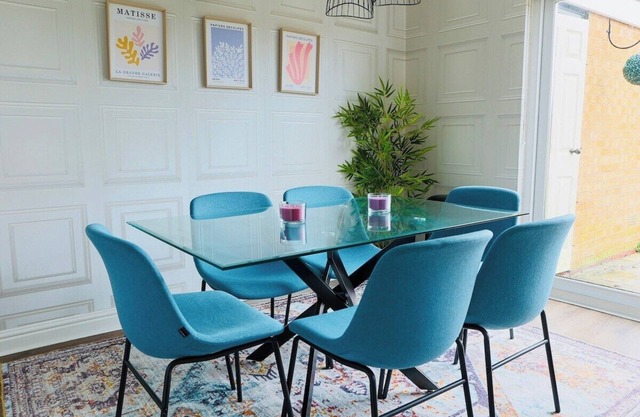 Charlotte House (Sleeps 7| Contractors| QE| Uni|Cricket| Parking|)
