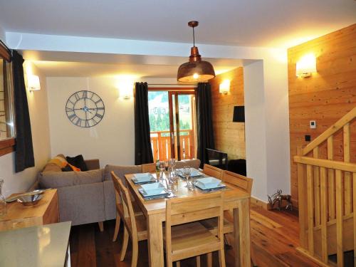Charmant triplex 3* avec parking, WiFi, proche centre village - FR-1-598-32
