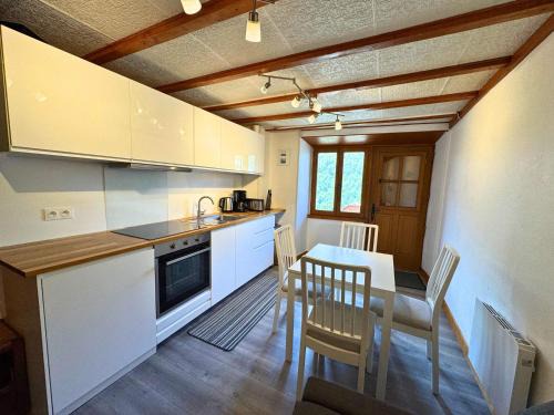 Charmante maison rénovée 2 étages, terrasse Ouest, 4 km des Menuires, wifi gratuit, animaux bienvenus - FR-1-452-167