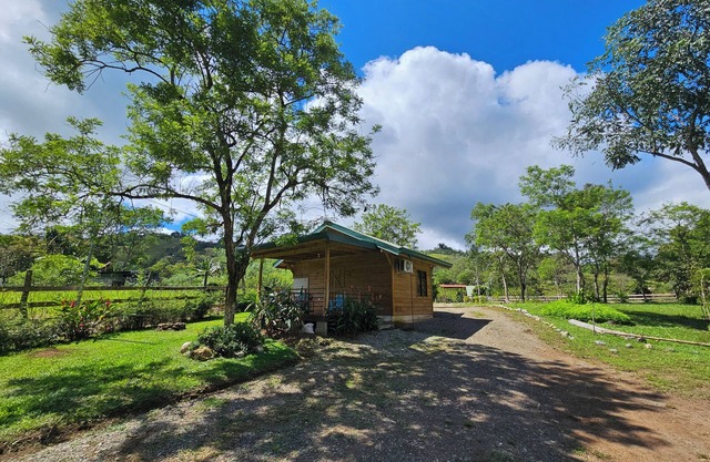 Charming cabin with WiFi in San Isidro de El General, 40 minutes to the beach