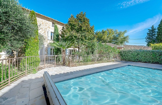 Charming farmhouse with private pool near Avignon