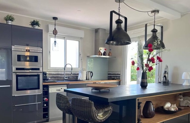 Charming air-conditioned house with swimming pool and nature views
