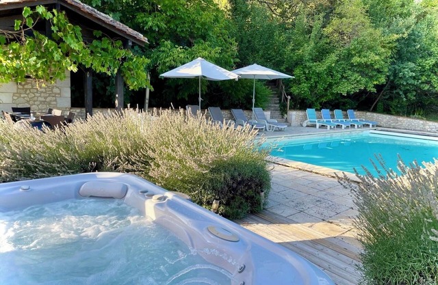 Charming 3-bed with Hot Tub, Pool, Gite in Saint-Aubin-de-Cadelech. Dog Friendly