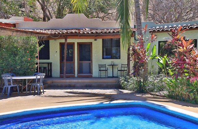 Charming 1-bedroom cottage with WiFi, AC in beautiful Playa Hermosa