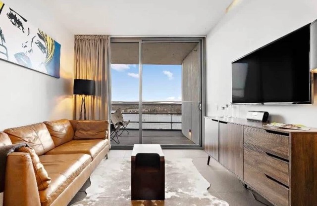 Charming 1-Bedroom Apartment with Lake Views