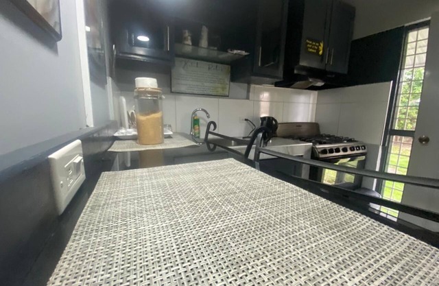 Charming 1-bedroom apartment in wonderful Kingston with AC, WiFi