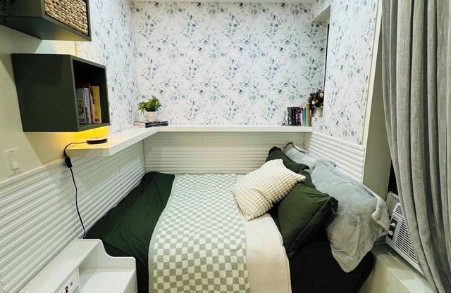 Charming 1 bedroom apartment in New York City featuring a shared bathroom.