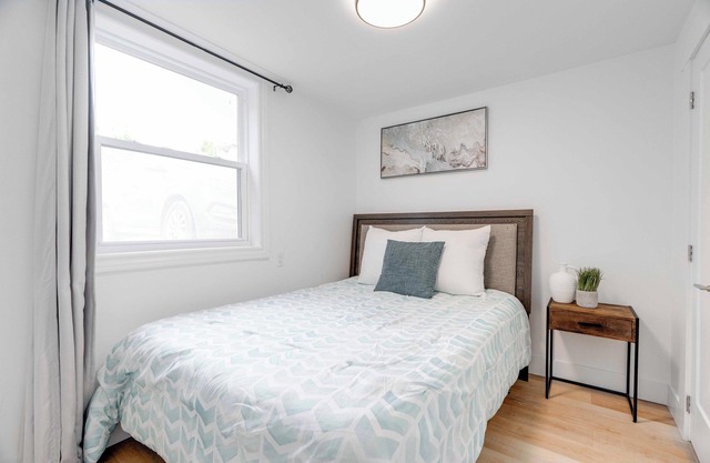 Charming 1-Bedroom Garden Suite; Steps to Downtown