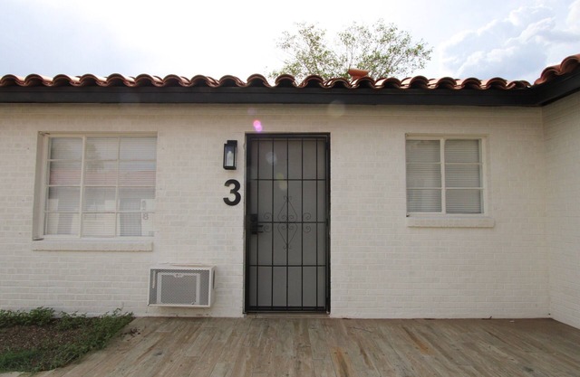 Charming 1-bedroom townhome in enchanting Phoenix with AC