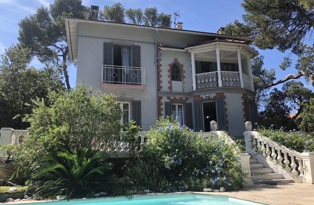 Charming 1930s house with swimming pool and air-conditioned bedrooms.