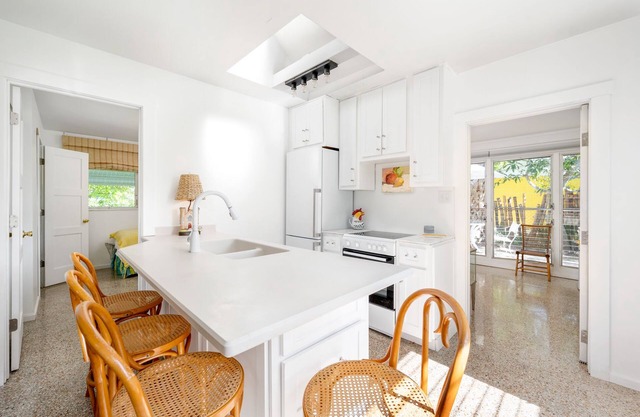 CHARMING 1957 FLORIDA COTTAGE 2 MILES TO PRISTINE BEACH. 1050 SF Entire Home