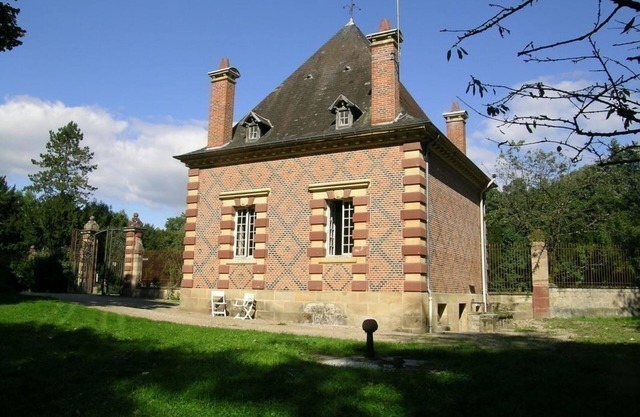 Charming 19th Century Hunting Lodge: 4BR, Garden, Near Château, WiFi, Pet-Friendly