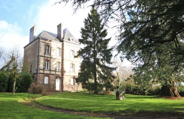 Charming 19th-century manor house with large park in the center of L'Aigle