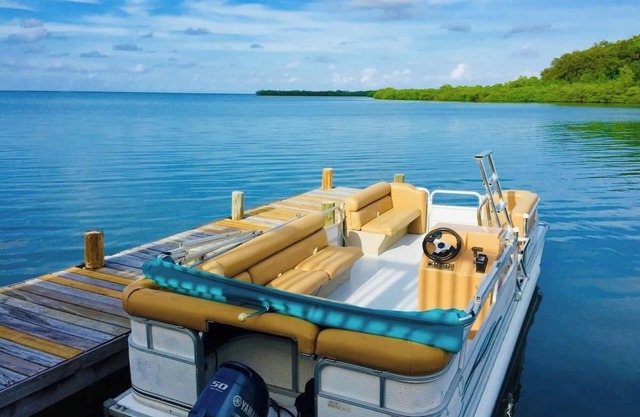 Charming 1BD/1BA Cottage with View of Man O' War Harbor, A/C and WiFi
