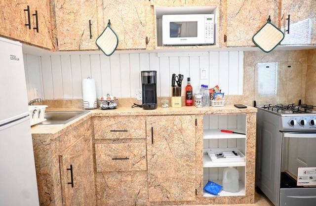 Charming 1BR w/A/C, WiFi + Free Drinks & Snacks