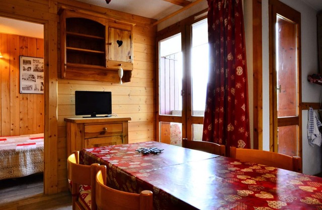Charming 2/3-room renovated apartment for 5, close to slopes and shops, free parking
