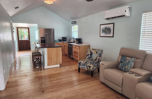Charming 2-bed 2-bath cottage in Cedar Key. Golf cart included.n