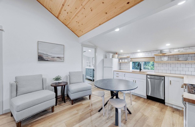 Charming 2-bedroom cabin in enchanting Rockaway Beach with WiFi